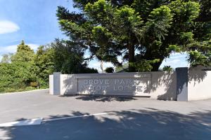 um sinal para um alojamento de turismo selvagem em Grove Park em Grove Park Motor Lodge em Blenheim