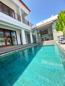 a large swimming pool in front of a house at Ngijeng Villa in Saba
