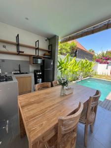 a kitchen and dining room with a wooden table at Ngijeng Villa in Saba
