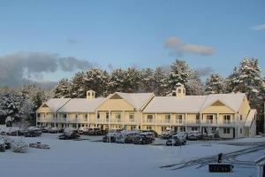 a large building with cars parked in a parking lot at Golden Gables Inn Dazzler Select by Wyndham in North Conway +117 photos