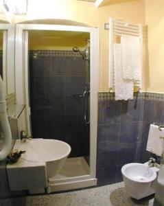 モンテロッソ・アル・マーレにあるカーメレ ダウトーレ ラ ポエジーアのバスルーム(シャワー、シンク付)