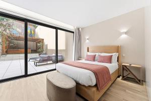 a bedroom with a large bed and a balcony at GuestReady - Alma Invicta in Porto