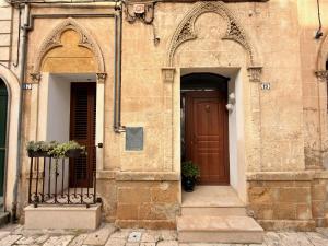 an entrance to a building with two arches and a door at Dimora Imperiali in Francavilla Fontana