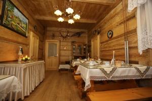 Reštaurácia alebo iné gastronomické zariadenie v ubytovaní Małgosia Regionalna - 10 minut na piechotę do stoku narciarskiego i term Bania - posiłki serwowane w budynku obok