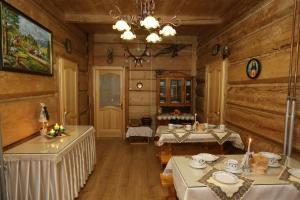 Reštaurácia alebo iné gastronomické zariadenie v ubytovaní Małgosia Regionalna - 10 minut na piechotę do stoku narciarskiego i term Bania - posiłki serwowane w budynku obok