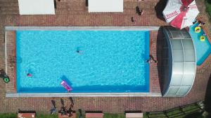 eine Draufsicht auf ein Schwimmbecken mit Menschen darin in der Unterkunft Beskidek in Gilowice