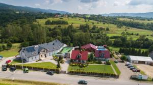 eine Luftaufnahme eines großen Hauses mit roten Dächern in der Unterkunft Beskidek in Gilowice