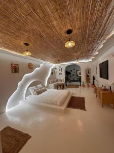 ein Schlafzimmer mit einem großen Bett und einer Holzdecke in der Unterkunft Spa2Luxe - Oasis Cachée in Saint-Quentin