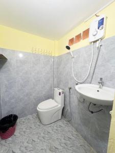 a bathroom with a toilet and a sink at Para Hostel Kohrong in Kaôh Rŭng (3)