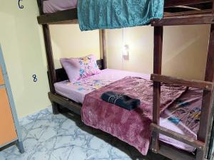 a bedroom with a bunk bed with pink sheets at Para Hostel Kohrong in Kaôh Rŭng (3)