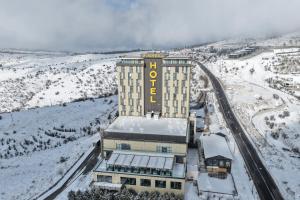 Luftaufnahme eines Hotels im Schnee in der Unterkunft Windyhill Hotel in Elâzığ