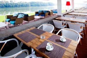 Výhled na řeku, která protéká v blízkosti hotelu