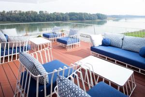 Výhled na řeku, která protéká v blízkosti hotelu