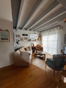 a living room with a couch and a table at Entre bassin & océan in Lège-Cap-Ferret