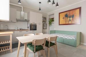 a kitchen and dining room with a table and chairs at Affittacamere Polvara Trentuno in Lecco