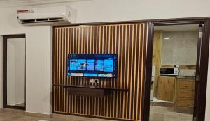 a room with a flat screen tv on a wall at بيان للاجنحة الفندقية - سوق الخوير in Muscat +10 photos
