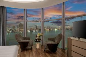 ein Hotelzimmer mit Blick auf das Wasser in der Unterkunft Sun River Hotel in Đà Nẵng