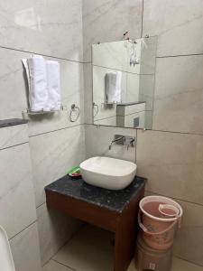 a bathroom with a sink and a mirror at Hotel Highway Retreat in Gajraula
