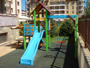 Otroško igrišče poleg nastanitve Summer Breeze Apartments