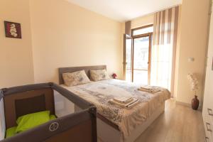 - une chambre avec un lit et une fenêtre dans l'établissement Domus Apartments Old Town, à Plovdiv