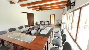 a conference room with a long table and chairs at Pensiunea Panoramic in Stațiunea Climaterică Sâmbăta