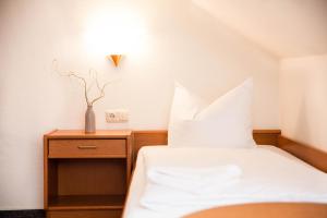 Postel nebo postele na pokoji v ubytování Hotel Am Meilenstein