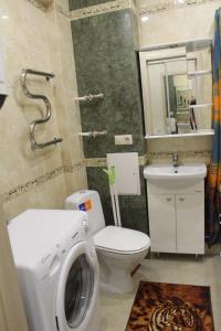 een badkamer met een wasmachine en een toilet bij Apartment near Black Sea in Gelendzjik
