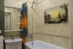 een badkamer met een bad, een wastafel en een toilet bij Apartment near Black Sea in Gelendzjik