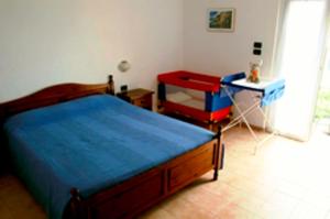 ein Schlafzimmer mit einem Bett, einem Tisch und einem Stuhl in der Unterkunft Hotel Del Sole in Riomaggiore