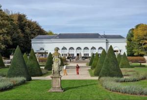 a statue in a garden in front of a building at Fully equiped 100 m2 appt with the perfect location in Vilvoorde