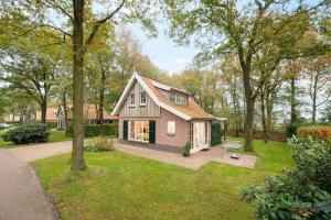 a small house in the middle of a yard at Buitengoed het Lageveld 75 in Hoge-Hexel