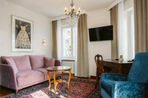 a living room with a couch and a table at Boutique Hotel Yöpuu in Jyväskylä