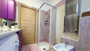 a bathroom with a shower and a sink and a toilet at Nido Alpino - casetta con giardino, vista montagne in Tirano