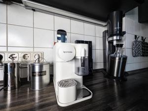 a kitchen with a coffee maker on a counter at Erstklassige 3-Zimmer Wohnung in Leipzig