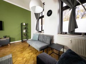 a living room with a couch and a window at Erstklassige 3-Zimmer Wohnung in Leipzig