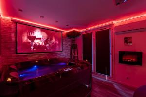 a room with a tub with a picture of a wine glass at Appartement Love Room/Jacuzzi in Toulouse