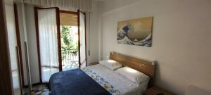 a bedroom with a bed and a wave on the wall at nonna flo in Monterosso al Mare