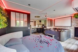 a living room with a large bed with roses on it at Appartement Love Room/Jacuzzi in Toulouse