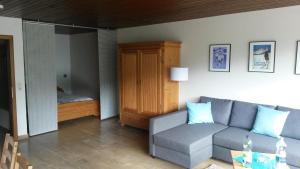 マウラッハにあるAppartementhaus Lengsdorfのリビングルーム(ソファ付)、ベッドルーム1室が備わります。