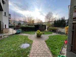 a garden with a brick walkway in a yard at Erstklassige 3-Zimmer Wohnung in Leipzig
