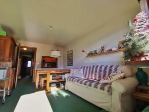 a living room with a couch and a table at Casa Verde in Sestriere