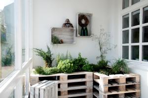 un porche con plantas en cajas de madera en Angler Hof en Süderbrarup