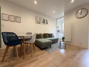 a living room with a table and a couch at L'Echappée Ossaloise in Eaux-Bonnes