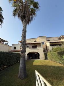 eine Palme vor einem Gebäude in der Unterkunft Casa Cousteau in Policoro