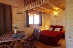 Ένα ή περισσότερα κρεβάτια σε δωμάτιο στο Les Cabanes des Benauges