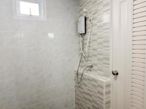 a bathroom with a shower with a glass door at อิงน้ำ เลควิว in Ban Hua Phrong