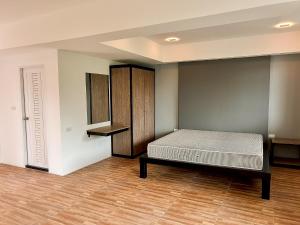 a bedroom with a bed and a cabinet at อิงน้ำ เลควิว in Ban Hua Phrong