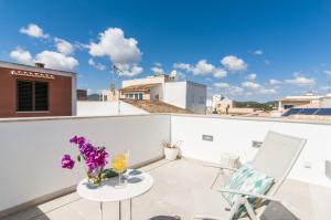 a balcony with a table and a vase of flowers at Apartamento Sa Punta II in Portocolom