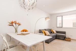 a living room with a white table and a couch at Apartamento Sa Punta II in Portocolom +32 photos