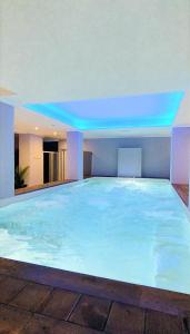 una grande piscina con il soffitto blu di Hotel Verdeneve a Opi